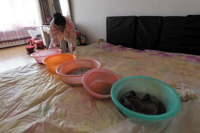 凤泉楼上漏水，住户失联，小区没物管，业主维权难！律师来支招……